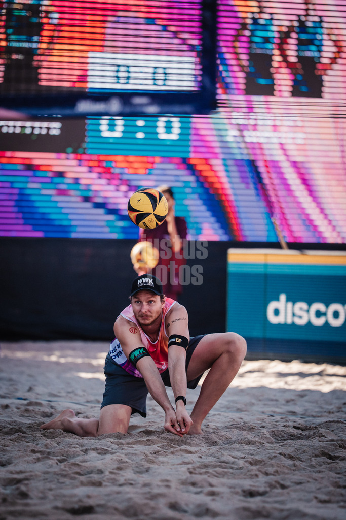 Beachvolleyball | Spiel um Platz Drei | Finale | Deutsche Meisterschaften 2025 Timmendorfer Strand | 07.09.2025 | Nils Ehlers nimmt den Ball an