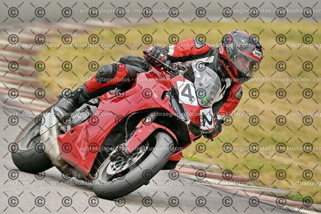 25bt05-1077 | markuskiefer.com - Realisiert mit Pictrs.com