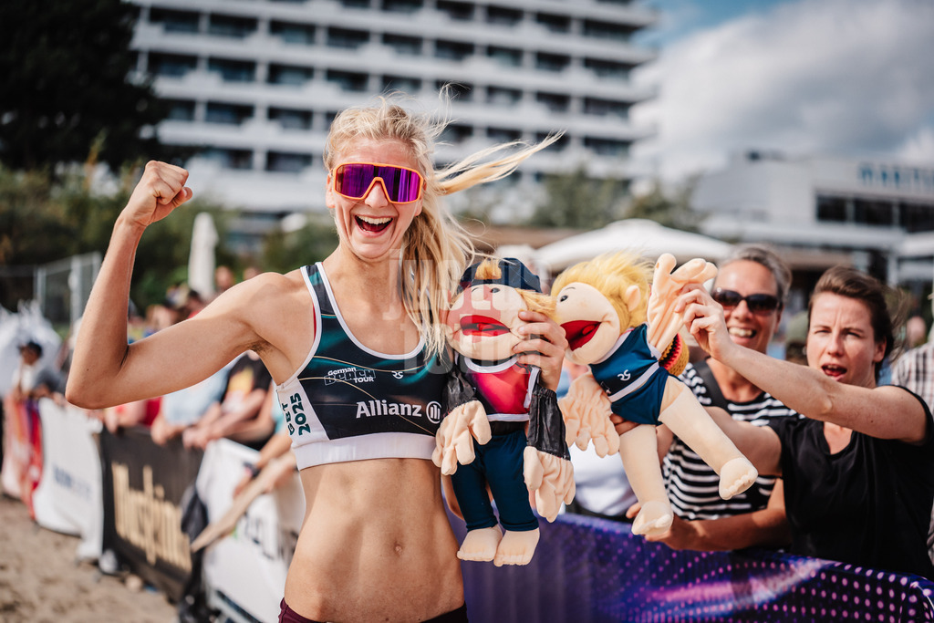 Beachvolleyball | Frauen | Deutsche Meisterschaften 2025 Timmendorfer Strand | 04.09.2025 | Nele Barber mit Puppen