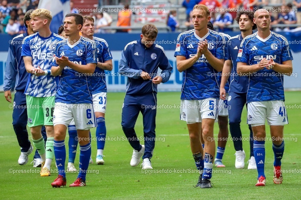 xSSC26072501034 | 26.07.2025, xsscx, Fuﬂball, FC Schalke 04 - FC Sevilla, 2. Fuﬂball Bundesliga, VELTINS-Arena, Saison 2025 2026: Die Mannschaft von Schalke 04 bei der Ehrenrunde nach dem Spiel DFB regulations prohibit any use of photographs as image sequences and or quasi-video.