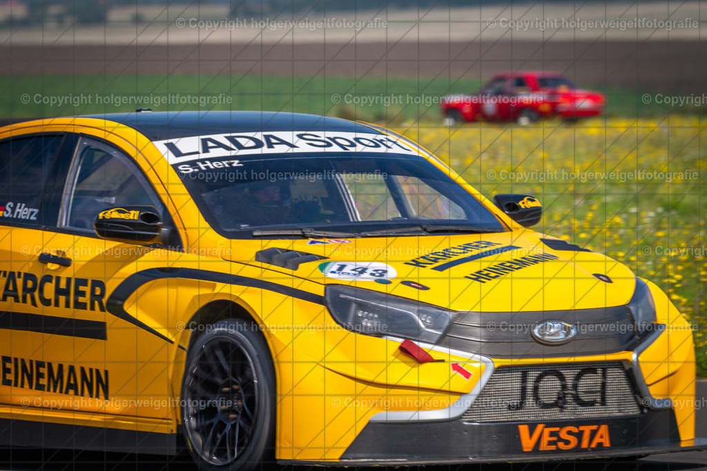 Lada Oreca Vesta WTCC | Foto vom 3. Classic Motor Weekend 18. - 20. August 2023 auf dem Flugplatz in Obermehler - Realisiert mit Pictrs.com