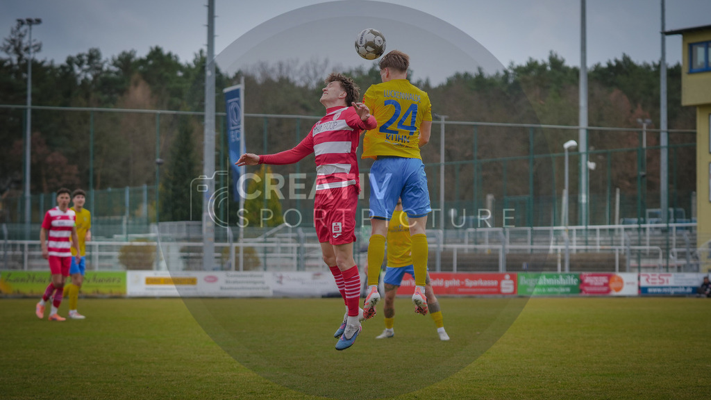 Fußball, Herren, Saison 2025/2026, Regionalliga Nordost, 26. Spieltag, FSV 63 Luckenwalde vs. Greifswalder FC, Samstag 14.03.2026, Werner-Seelenbinder-Stadion Luckenwalde, | Fußball, Herren, Saison 2025/2026, Regionalliga Nordost, 26. Spieltag, FSV 63 Luckenwalde vs. Greifswalder FC, Samstag 14.03.2026, Werner-Seelenbinder-Stadion Luckenwalde, Im Bild: David Vogt (l. Greifswald) und Jonas Kühn (r. Luckenwalde) - Realisiert mit Pictrs.com