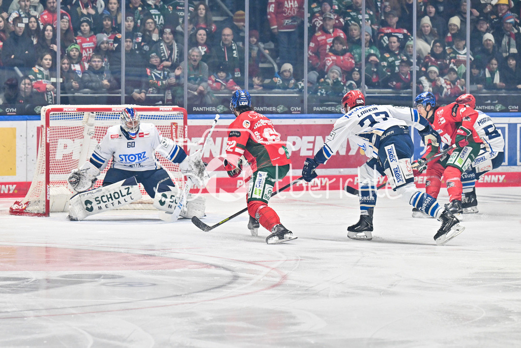 Augsburger Panther - Schwenninger Wild Wings | AUGSBURG, GERMANY - 02. JANUARY: im Duell Thomas SCHEMITSCH (Augsburger Panther 62) und Thomas LARKIN (Schwenninger Wild Wings 37) während dem Match zwischen den Augsburger Panthern und den Schwenninger Wild Wings am 35. Spieltag der Penny DEL im Curt Frenzel Stadion