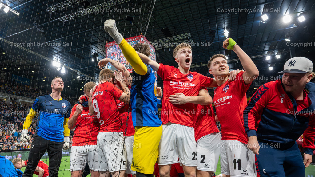 SHFV Lotto Masters 2024 | 20240113_5221, 13.01.2024, SHFV Lotto Masters 2024, Halbfinale 1, SV Todesfelde (gelb) vs. TSB Flensburg (blau), Jubel über den Finaleinzug beim TSB Flensburg - Realisiert mit Pictrs.com