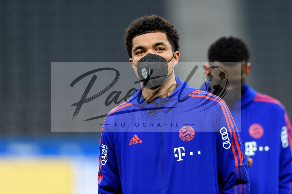 BSCFCB20220123_001 | Fussball, Herren: Malik Tillman (FC Bayern Muenchen) schaut bei dem Spiel der 1. Bundesliga zwischen Hertha BSC und FC Bayern Muenchen im Olypiastadion am 23.01.2022 in Berlin, Deutschland.DFB / DFL REGULATIONS PROHIBIT ANY USE OF PHOTOGRAPHS AS IMAGE SEQUENCES AND/OR QUASI-VIDEO. - Realisiert mit Pictrs.com