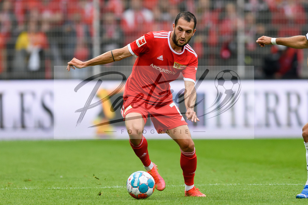FCUBMG20210829_138 | Fussball, Herren: Levin Oeztunali (1.FC Union Berlin) in Aktion, am Ball, Einzelaktion beim Spiel der 1. Bundesliga zwischen 1. FC Union Berlin und Borussia Moenchengladbach im Stadion An der Alten Foersterei am 29.08.2021 in Berlin, Deutschland. - Realisiert mit Pictrs.com