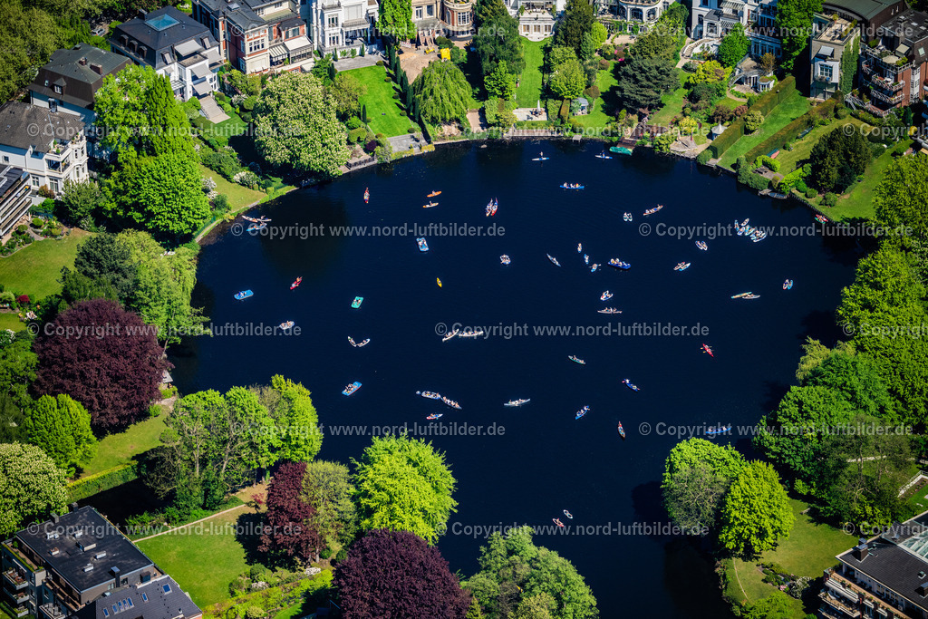 Hamburg_Winterhude_Rondeelteich_Mit_Paddlern_ELS_3497010525 | HAMBURG 01.05.2025 Villen und Häuser im Wohngebiet am Rondeelteich im Ortsteil Winterhude in Hamburg, Deutschland. // Luxury Villa and houses in the residential area at Rondeelteich in the Winterhude district in Hamburg, Germany. Foto: Martin Elsen