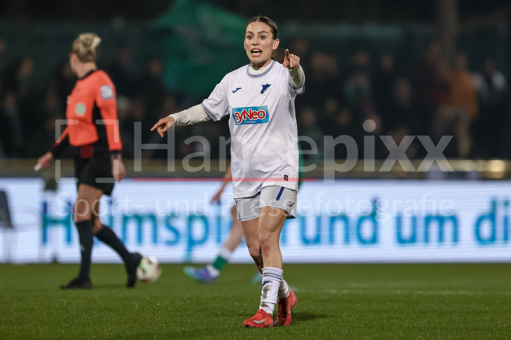 Fussball, Google Pixel Frauen-Bundesliga, SV Werder Bremen - TSG 1899 Hoffenheim | v.li.: Ereleta Memeti (TSG 1899 Hoffenheim, 7) gibt Anweisungen, gestikuliert, mit den Armen gestikulieren, DIE DFB-RICHTLINIEN UNTERSAGEN JEGLICHE NUTZUNG VON FOTOS ALS SEQUENZBILDER UND/ODER VIDEOÄHNLICHE FOTOSTRECKEN. DFB REGULATIONS PROHIBIT ANY USE OF PHOTOGRAPHS AS IMAGE SEQUENCES AND/OR QUASI-VIDEO.