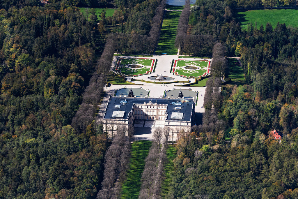dr__0055708.jpg | CHIEMSEE 07.10.2024 Gebäudekomplex im Schlosspark von Schloss Herrenchiemsee auf der Herreninsel (frühere Bezeichnung Herrenwörth) im Chiemsee im Bundesland Bayern. // Building complex in the park of the castle Herrenchiemsee in Chiemsee in the state Bavaria. Foto: Daniel Reiter