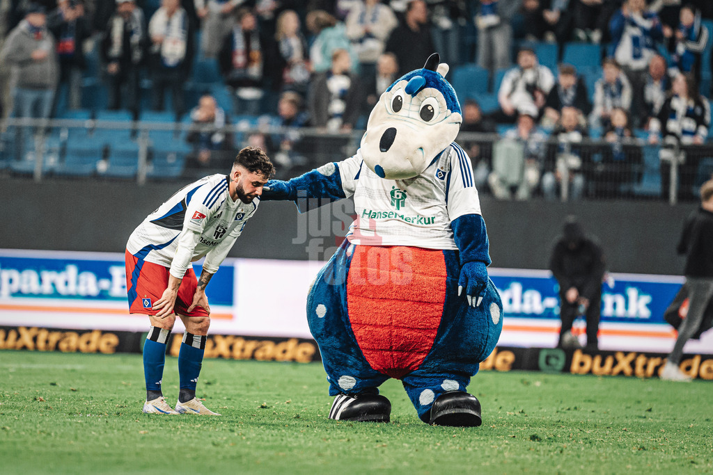 Fußball | Männer | Saison 2024/2025 | 2. Fußball-Bundesliga | 27. Spieltag | Hamburger SV vs. SV 07 Elversberg | 28.03.2025 | Marco Richter (#20, HSV) links enttäuscht wird aufgeheitert von Maskottchen Dino Hermann rechts