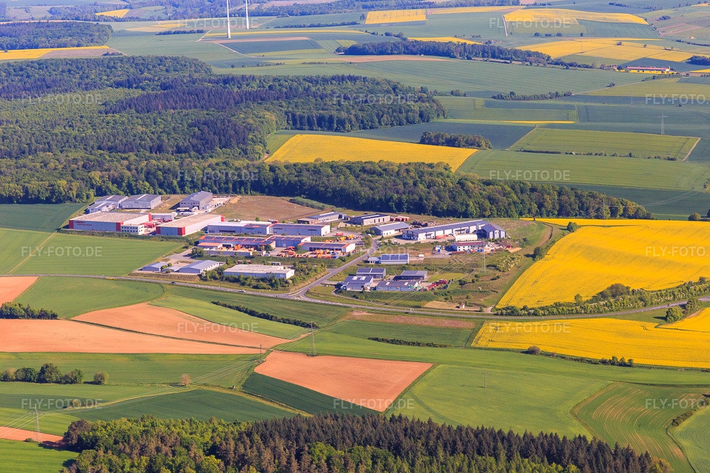 Luftbild: Industriegebiet an der A81 mit Recyclinghof Tauberbischofsheim A81, Alpha Techno Massagesessel GmbH, Michael Weinig AG und Spedition HEIN GmbH in Tauberbischofsheim im Bundesland Baden-Württemberg in Deutschland. – Foto: IMG_146549.jpg vom 10.05.2025 durch Werner Riehm/FLY-FOTO.de – Auflösung des Originals: 5472 x 3648 px – Main-Tauber-Kreis – Massagesessel Angebot! Ausprobieren, Test & kaufen! – WEINIG - wood processing machines and systems – Spedition HEIN GmbH - Ihr Partner für effiziente Logistik