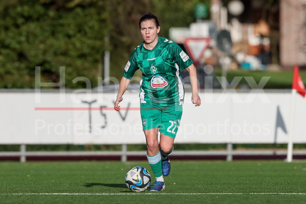 Fussball, Testspiel Frauen, DSC Arminia Bielefeld - SV Werder Bremen | v.li.: Rieke Dieckmann (SV Werder Bremen, 22) am Ball, Freisteller, Einzelbild, Ganzkörper, Aktion, Action, Spielszene
