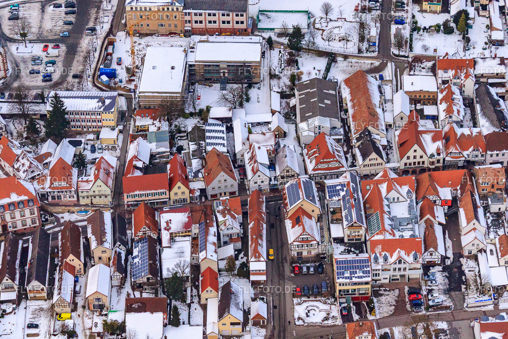 Hauptstraße  Im Winter bei Schnee | Luftbild: Hauptstraße  Im Winter bei Schnee in Kandel im Bundesland Rheinland-Pfalz in Deutschland. Foto: IMG_23513.jpg vom 16.01.2010 durch Werner Riehm/FLY-FOTO.de - Realisiert mit Pictrs.com