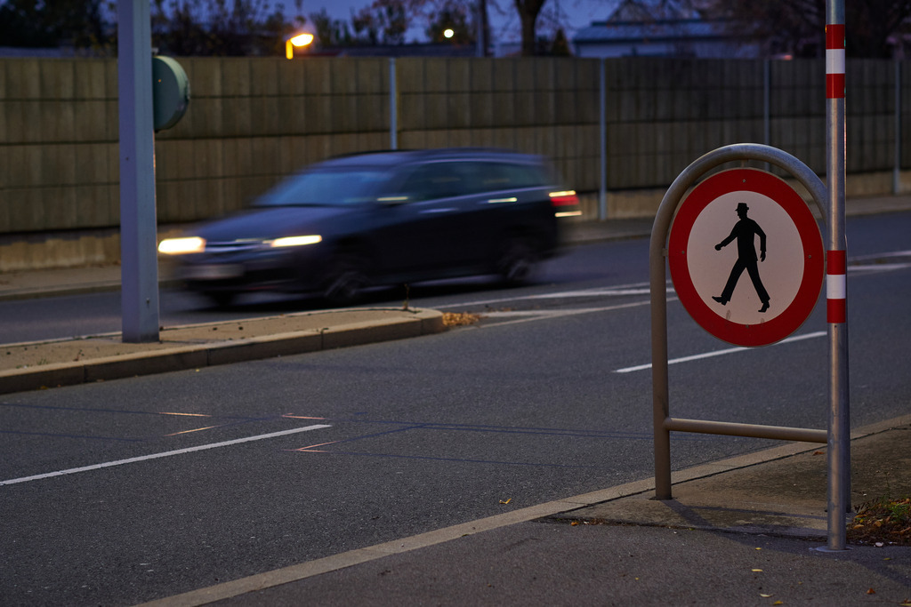 Fussgänger überqueren verboten | Wien, Austria - November 11, 2020: Fußgänger überqueren verboten Hinweis vor Hauptstrasse mit Auto. - Realisiert mit Pictrs.com