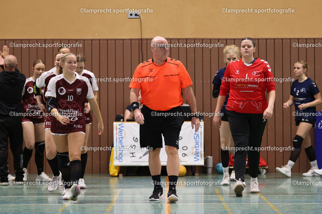 Handball I Juniorinnen I Saison 2026-2027 I Oberliga Schleswig-Holstein I 3. Spieltag I HSG Kalkberg 06 - TSV Bargteheide 055 | v.l. Lilly Marit Frank (10, TSV Bargteheide), Matthias Kock (Schiedsrichter), Leonie Annalena Wall (1, HSG Kalkberg 06) - Realisiert mit Pictrs.com