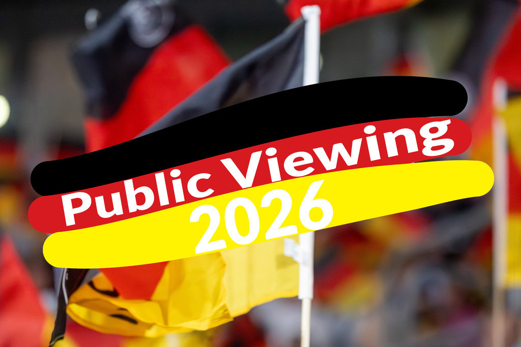 Public Viewing 2026 | (Fotomontage) Grafik mit den Farben der deutschen Flagge mit Text PUBLIC VIEWING 2026 vor Fahnen schwenkenden deutschen Fans - Realisiert mit Pictrs.com