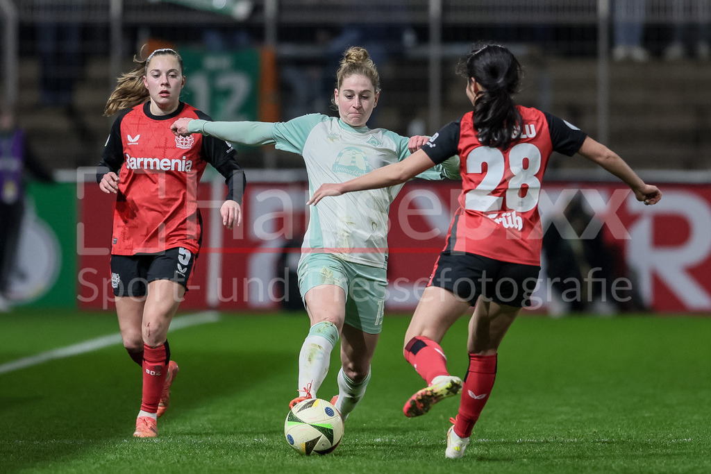 Fussball, DFB-Pokal Frauen, Bayer 04 Leverkusen - SV Werder Bremen | v.li.: Janou Levels (Bayer 04 Leverkusen, 5), Saskia Matheis (SV Werder Bremen, 19) und Menglu Shen (Bayer 04 Leverkusen, 28) im Zweikampf, Duell, Dynamik, Aktion, Action, Spielszene, DIE DFB-RICHTLINIEN UNTERSAGEN JEGLICHE NUTZUNG VON FOTOS ALS SEQUENZBILDER UND/ODER VIDEOÄHNLICHE FOTOSTRECKEN. DFB REGULATIONS PROHIBIT ANY USE OF PHOTOGRAPHS AS IMAGE SEQUENCES AND/OR QUASI-VIDEO.