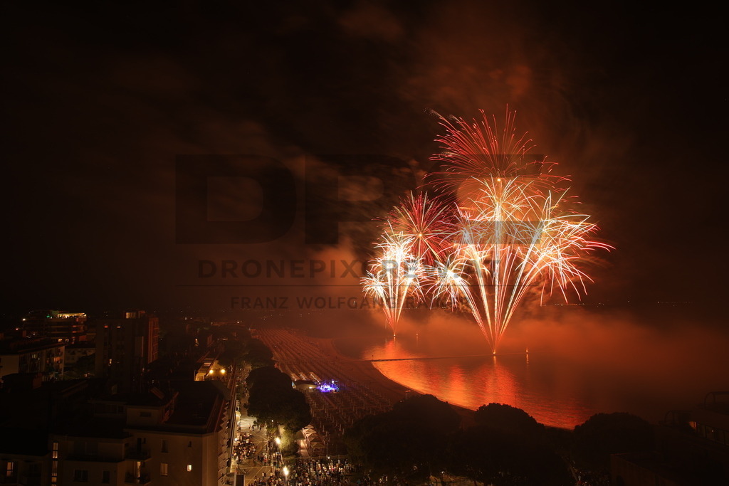Ferragosto Fireworks in Grado, Italy | GRADO, ITALY, 15.AUG.26 - FIREWORKS - Ferragosto fireworks over the Adriatic Sea in Grado, Italy. Colorful fireworks light up the night sky above the beach, coastline and waterfront during the traditional summer celebration. - Realisiert mit Pictrs.com