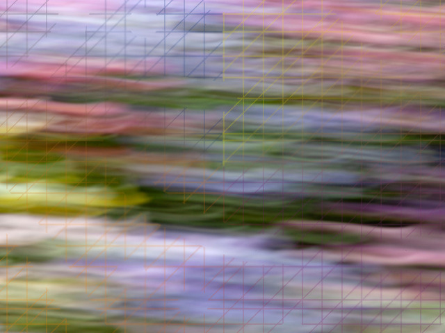 Blütenwellen – Abstraktes Natur-Wandbild | Auf diesem Kunstwerk verschmelzen die Farben eines Frühlingsbeets durch eine sanfte Kamerabewegung während der Belichtung. Inspiriert von der lebendigen Energie der erwachenden Natur löst das Bild feste Strukturen bewusst auf. Es fängt stattdessen das reine, unverfälschte Gefühl einer vom Wind bewegten Blumenwiese ein, die im warmen Licht des Tages erstrahlt.Zartes Rosa und verträumte Violetttöne legen sich wie eine weiche Decke über das frische Grün und die sonnigen gelben Nuancen in der Mitte des Bildes. Diese fließenden Übergänge und die feine Textur schaffen eine Atmosphäre voller Geborgenheit und tiefer, innerer Ruhe. Das Bild vermittelt ein Gefühl von Gelassenheit und lädt den Betrachter dazu ein, den Moment einfach zu genießen und den Alltag für eine Weile hinter sich zu lassen.Durch seinen malerischen Charakter, der an ein feines Landschaftsaquarell erinnert, wird diese Fotografie zu einem ganz besonderen Element in deinen Räumen. Sie bringt eine spürbar behagliche, unaufdringliche Eleganz an die Wand und verwandelt jeden Raum in einen Ort zum Entspannen. - Realisiert mit Pictrs.com