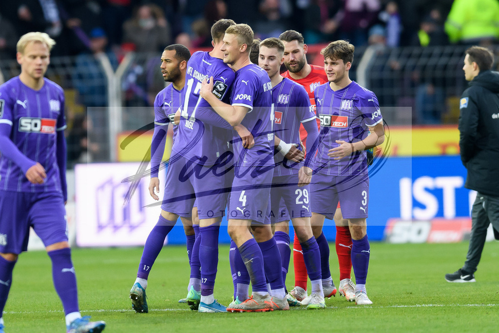 OSNTSV20211106_135 | Fussball, Herren: . Spieler vom VfL Osnabrueck Schlussjubel, jubelt nach dem 3:1 Sieg bei dem Spiel der 3. Liga zwischen VfL Osnabrueck und TSV 1860 Muenchen im Stadion an der Bremer Bruecke am 06.11.2021 in Osnanbrueck, Deutschland.DFB / DFL REGULATIONS PROHIBIT ANY USE OF PHOTOGRAPHS AS IMAGE SEQUENCES AND/OR QUASI-VIDEO. - Realisiert mit Pictrs.com