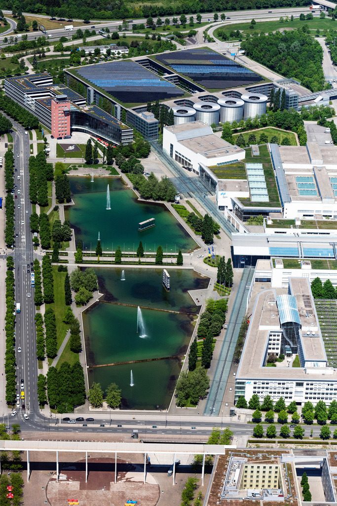 dr__0097101.jpg | MüNCHEN 19.05.2022 Ausstellungsgelände und Messehallen an der Straße Am Messesee im Ortsteil Trudering-Riem in München im Bundesland Bayern, Deutschland. Weiterführende Informationen bei: JAHN ARCHITECTURE, Inc.,  MESSE MÜNCHEN GMBH. // Exhibition grounds and exhibition halls in the district on street Am Messesee of Trudering-Riem in Munich in the state Bavaria, Germany. Further information at: JAHN ARCHITECTURE, Inc.,  MESSE MUeNCHEN GMBH. Foto: Daniel Reiter