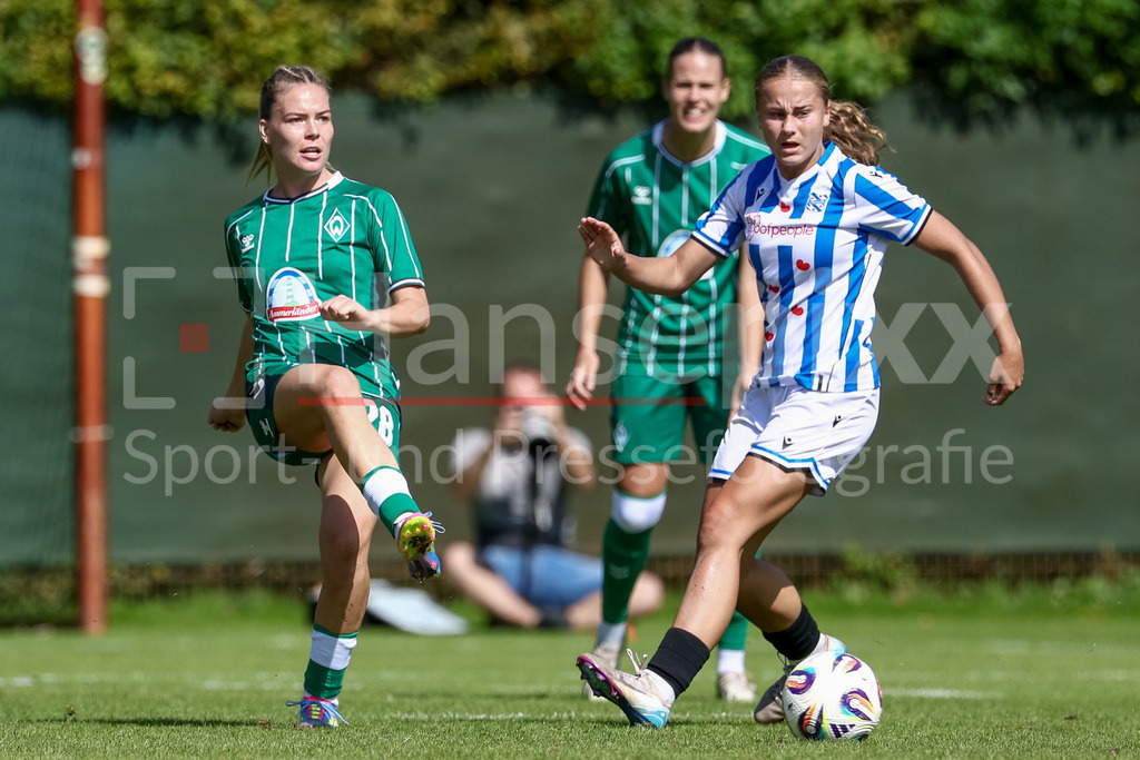 Fussball, Testspiel Frauen, SV Werder Bremen - SC Heerenveen | v.li.: Juliane Wirtz (SV Werder Bremen, 28) und Aymee Altena (SC Heerenveen, 19) im Zweikampf, Duell, Dynamik, Aktion, Action, Spielszene