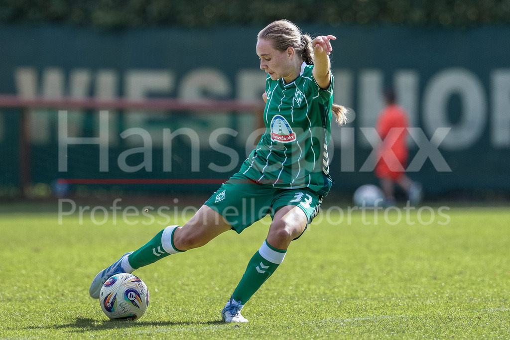 Fussball, Testspiel Frauen, SV Werder Bremen - SC Heerenveen | Maria Penner (SV Werder Bremen, 33) am Ball, Freisteller, Einzelbild, Ganzkörper, Aktion, Action, Spielszene