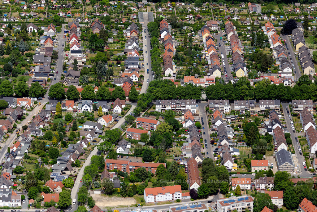 4030689 | HANNOVER 02.06.2020 Wohngebiet - Mischbebauung der Mehr- und Einfamilienhaussiedlung an der Springer Straße im Ortsteil Oberricklingen in Hannover im Bundesland Niedersachsen, Deutschland. // Residential area - mixed development of a multi-family housing estate and single-family housing estate on Springer Strasse in the district Oberricklingen in Hannover in the state Lower Saxony, Germany. Foto: Gerhard Launer