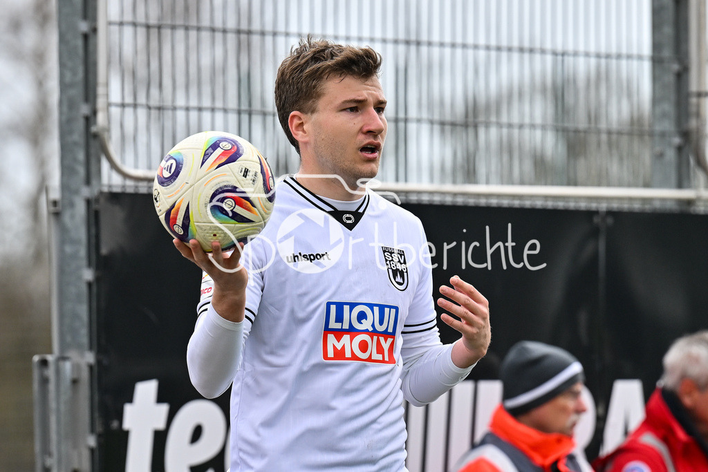 FC Ingolstadt - SSV Ulm 1846 Fussball  | INGOLSTADT, GERMANY - 25. MAERZ: am Ball beim Einwurf Luis GÖRLICH (SSV Ulm 2) / Einzelfoto / Freisteller während dem Testspiel zwischen dem FC Ingolstadt und dem SSV Ulm 1846 Fussball auf Platz 4 am Audi Sportpark
