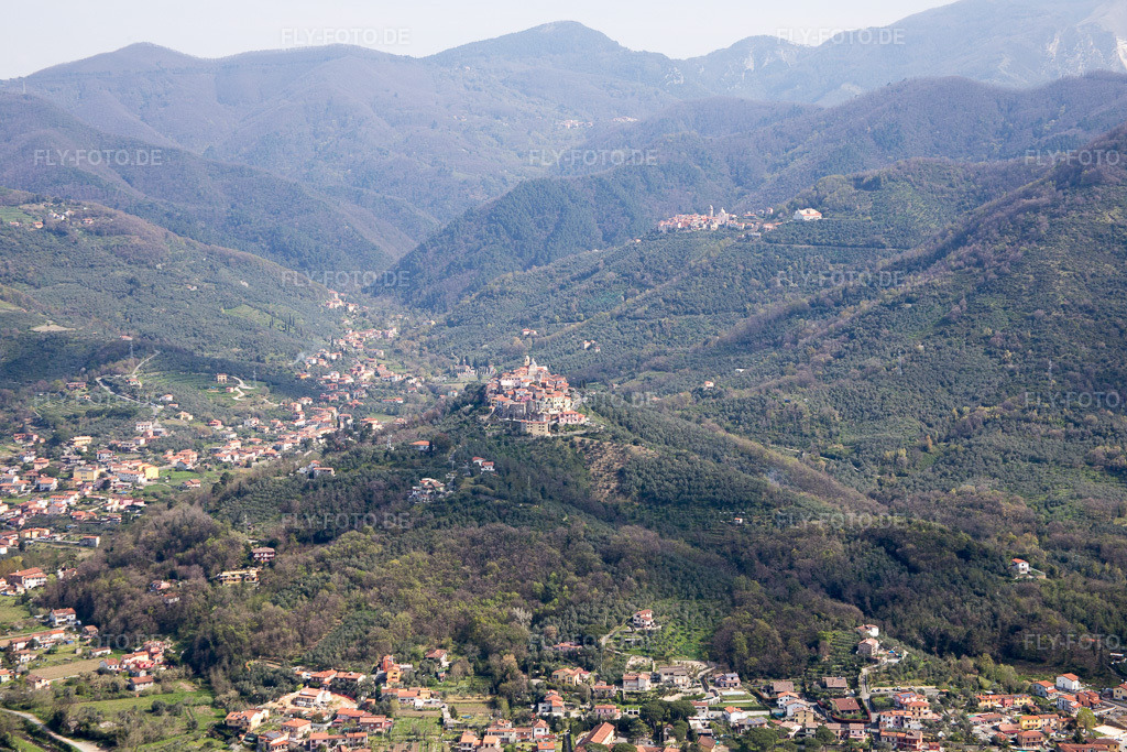 Luftbild: Ortsansicht in Nicola im Bundesland Liguria in Italien. – Foto: IMG_087149.jpg vom 04.04.2016 durch Werner Riehm/FLY-FOTO.de – Auflösung des Originals: 5472 x 3648 px