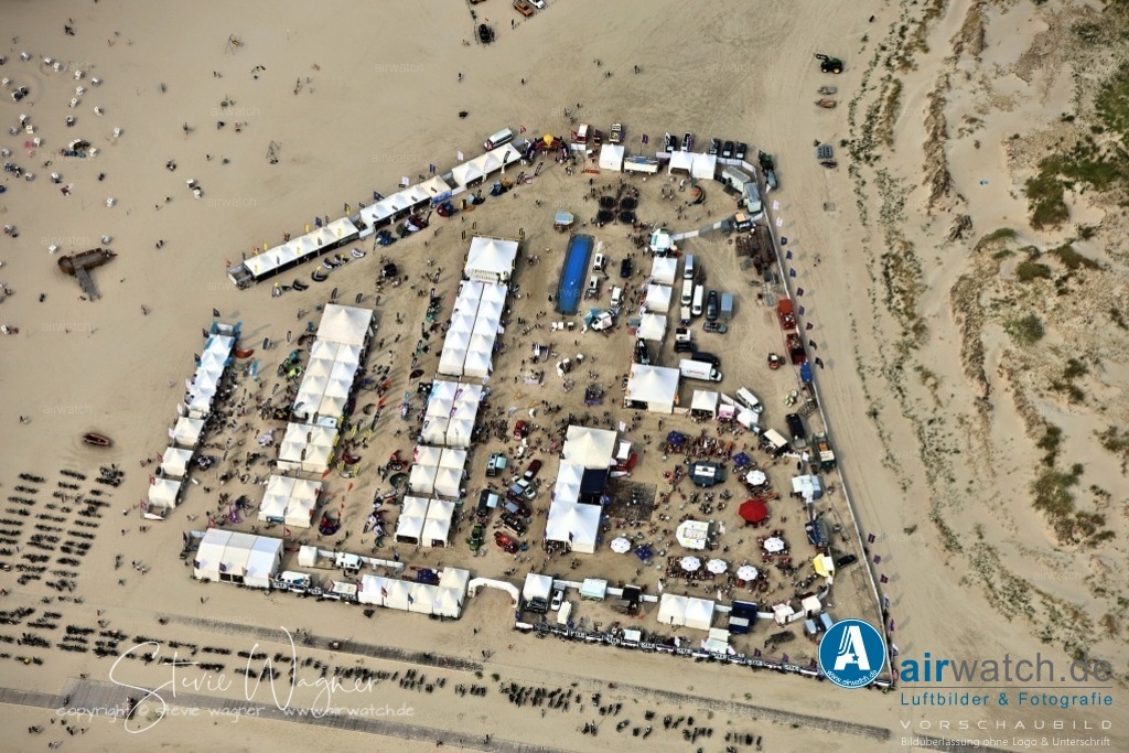 Luftbilder St.Peter-Ording - California Kitesurf Masters | Für die Kitesurf Masters Championship stehen in der Disziplin Best Trick Freestyle jeweils 14 Startplätze für die Herren-, Damen und Youth-U19-Fleet zur Verfügung. Der REWE Big Air Contest hat ein Teilnehmerfeld von insgesamt 20 Startplätzen und ist mit 5.000 Euro Preisgeld dotiert.