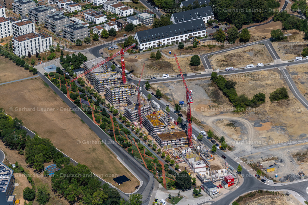 4062667 | WüRZBURG 22.07.2022 Baustelle zum Neubau einer Mehrfamilienhaus- Wohnanlage " Hubland 2 " zwischen Rottendorfer Straße und Beltwalk an der Elisabeth-Scheuring-Straße im Ortsteil Frauenland in Würzburg im Bundesland Bayern, Deutschland. Weiterführende Informationen bei: Riedel Bau AG Holding,  Stadtbau Würzburg GmbH,  bauart Konstruktions GmbH &amp; Co. KG,  zillerplus Architekten und Stadtplaner. // Baustelle zum Neubau einer Mehrfamilienhaus- Wohnanlage a??Hubland 2a?? zwischen Rottendorfer Strasse und Beltwalk an der Elisabeth-Scheuring-Strasse im Ortsteil Frauenland in Wuerzburg im Bundesland Bayern, Deutschland. Further information at: Riedel Bau AG Holding,  Stadtbau Wuerzburg GmbH,  bauart Konstruktions GmbH &amp; Co. KG,  zillerplus Architekten und Stadtplaner. Foto: Gerhard Launer