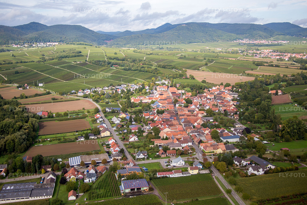 Luftbild: Feldern und Weinbergen vor der Kulisse des Haardtrandes des Pfälzerwalds im Ortsteil Heuchelheim in Heuchelheim-Klingen im Bundesland Rheinland-Pfalz in Deutschland. Foto: IMG_072578.jpg vom 19.09.2014 durch Werner Riehm/FLY-FOTO.deAuflösung des Originals: 5472 x 3648 px