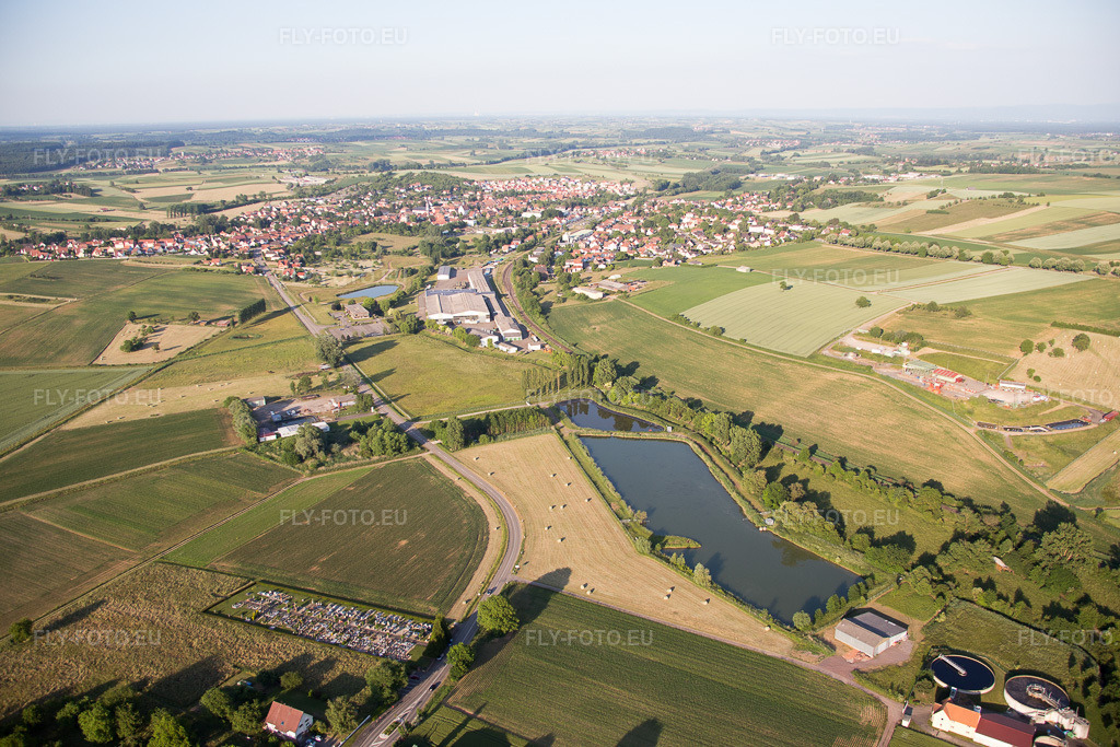 Vue aérienne: Vue de la ville à Soultz-sous-Forêts dans le département Bas Rhin, France. Photo: IMG_080225.jpg prise le 05/06/2015 par Werner Riehm/FLY-FOTO.eu – Résolution de l'original: 5472 x 3648 px
