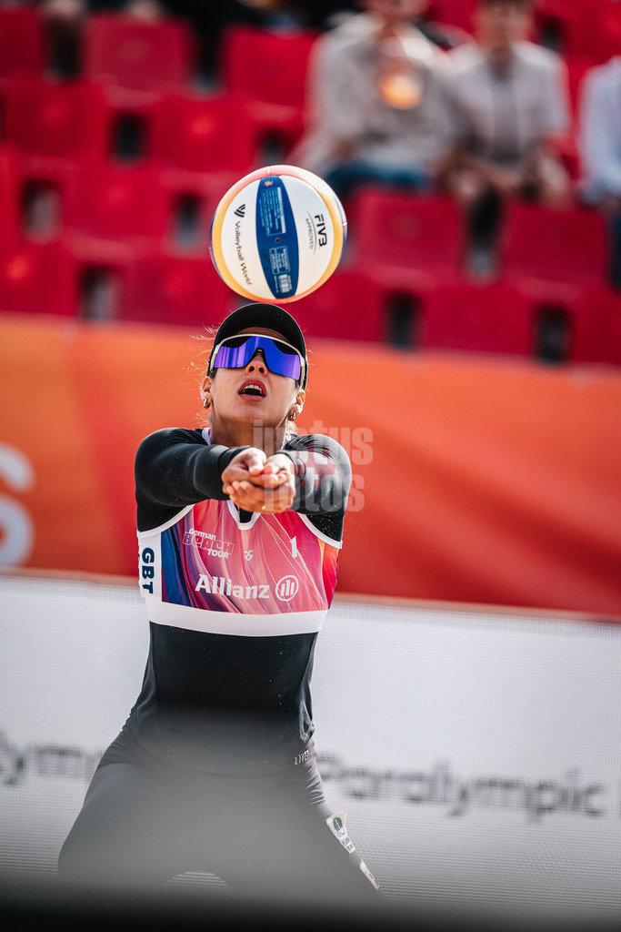 Beachvolleyball | Frauen | German Beach Tour 2024 | Tourstop Bremen | 06.06.2024 | Andressa Cavalcanti Ramalho (BRA) spielt den Ball