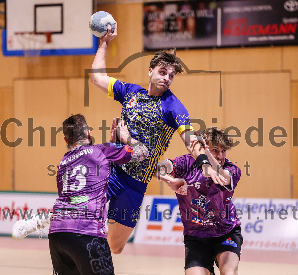 2024-12-14_068_SpVgg_Altenerding_gegen_MTV_Pfaffenhofen | Erding, Deutschland, 14.12.2024:Handball, Bezirksoberliga Männer 2024 / 2025, 10. Spieltag, SpVgg Altenerding gegen MTV Pfaffenhofen, Endergebnis: 32:30Sebastian Forster (SpVgg Altenerding, #13), Lukas Loibl (MTV Pfaffenhofen, #7), Ferdinand Ewald (SpVgg Altenerding, #45)Foto: Christian Riedel / fotografie-riedel.net