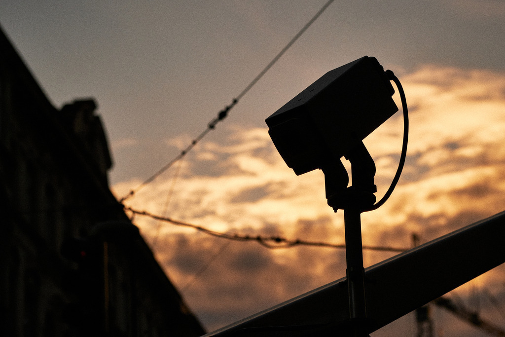 Überwachungskamera gegen den Himmel | Wien, Austria - March 30, 2021: Überwachungskamera gegen den Himmel. - Realisiert mit Pictrs.com