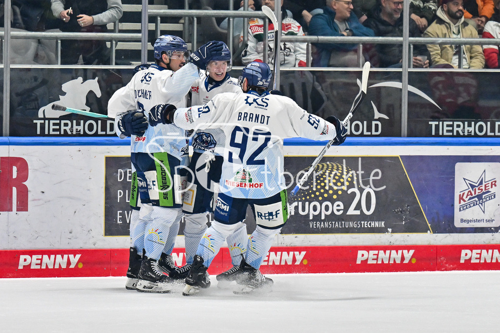 Augsburger Panther - Straubing Tigers | Augsburg, DEUTSCHLAND - 14. NOVEMBER: Jubel der Gäste nach dem Treffer zum 0-1 durch Nick HALLORAN (Straubing Tigers 71) / Tor / Torschuetze / Freude / Happy beim Ligaspiel zwischen den Augsburger Panthern und den Straubing Tigers am 18. Spieltag der Penny DEL im Curt Frenzel Stadion am 14.11.2025