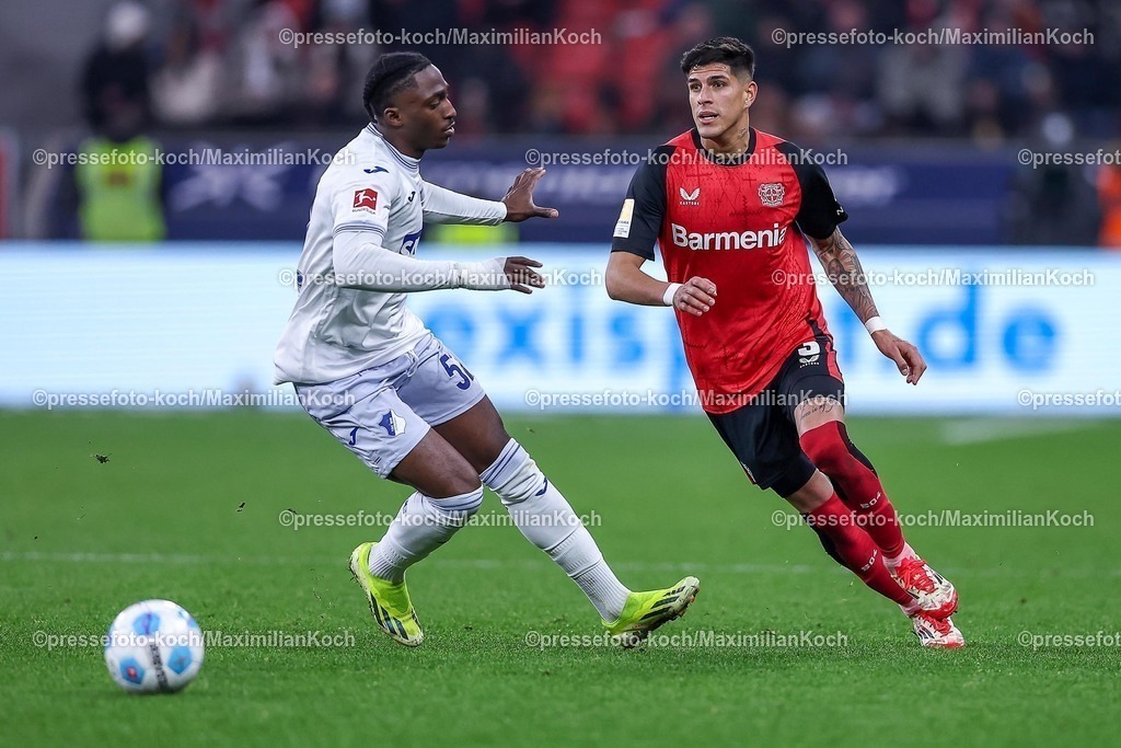 Lev02022502232 | 02.02.2025, Fußball, Bayer 04 Leverkusen - TSG 1899 Hoffenheim, 1. Fußball Bundesliga, 20. Spieltag, BayArena, Saison 2024 2025: David Mokwa Ntusu (Hoffenheim #52) im Zweikampf gegen Piero Hincapie (Bayer04 Leverkusen #3)DFB regulations prohibit any use of photographs as image sequences and or quasi-video.