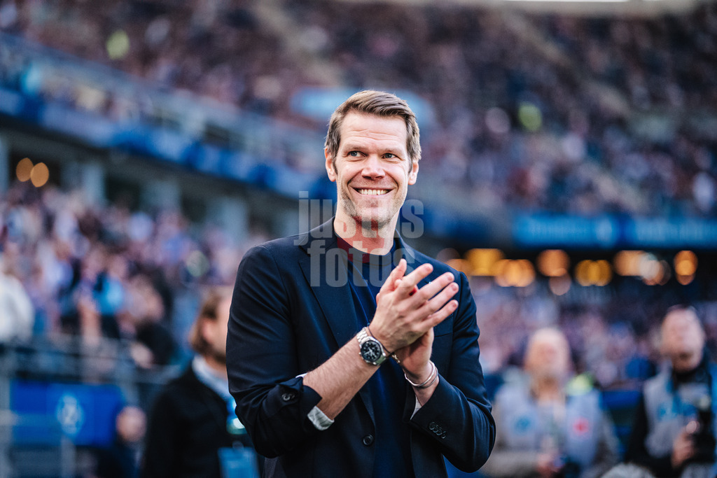 Fußball | Männer | Saison 2024/2025 | 2. Fußball-Bundesliga | 31. Spieltag | Hamburger SV vs. Karlsruher SC | 27.04.2025 | HSV Aufischtsrat Eric Huwer freut sich als die Verlängerung von Jean-Luc Dompe (#7, HSV) bekanntgegeben wird