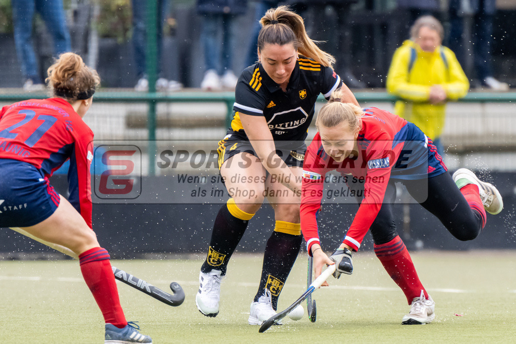 HK_20230401_106609-2 | 1. Bundesliga Damen Düsseldorfer HC - Harvestehuder THC  am 1.4.2023 DHC Düsseldorf, Düsseldorf , Krimermann Losada , Denise ( Harvestehuder THC #4 ) , Sara Strauss ( Düsseldorfer HC #11 )