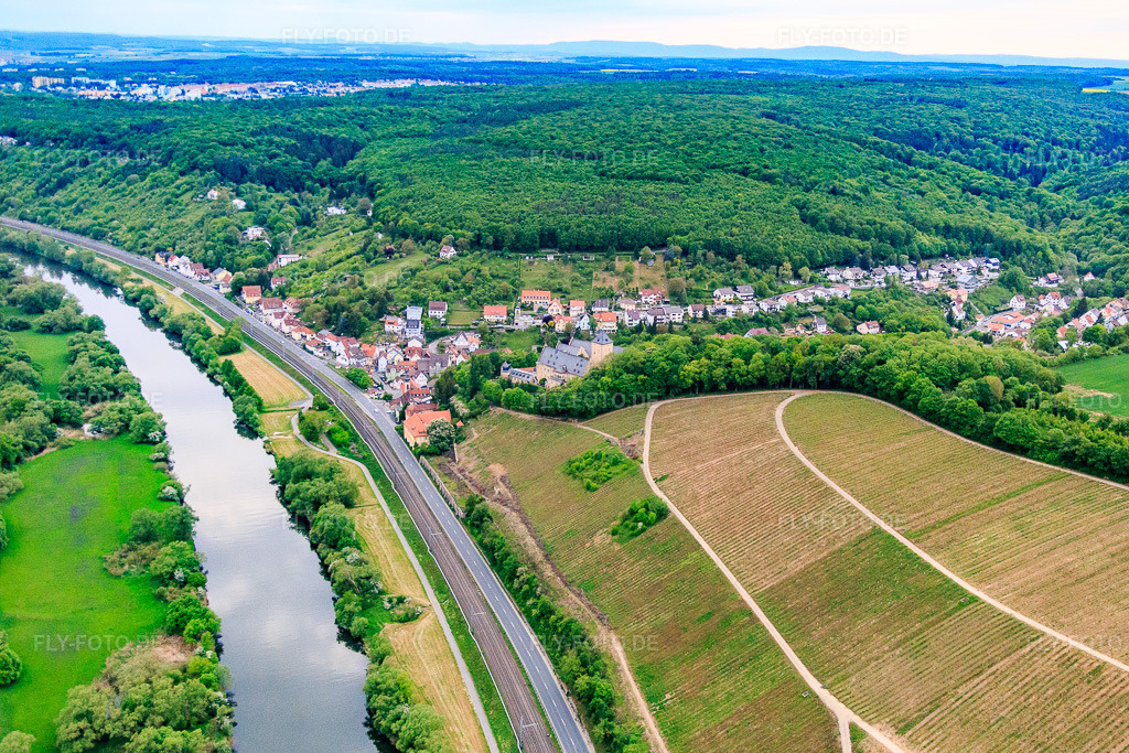 Luftbild: Ortsansicht von Osten im Ortsteil Mainberg in Schonungen im Bundesland Bayern in Deutschland. Foto: IMG_079021.jpg vom 14.05.2015 durch Werner Riehm/FLY-FOTO.de