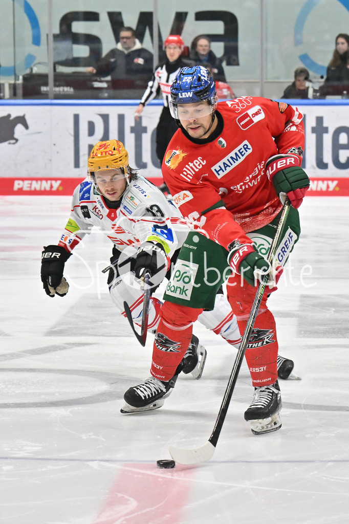 Augsburger Panther - Fischtown Bremerhaven | AUGSBURG, GERMANY - 25. JANUARY: im Duell Ziga JEGLIC (Fischtown Pinguins 13) und Madison BOWEY (Augsburger Panther 22) während dem Match zwischen den Augsburger Panthern und den Fischtown Pinguins am 43. Spieltag der Penny DEL im Curt Frenzel Stadion