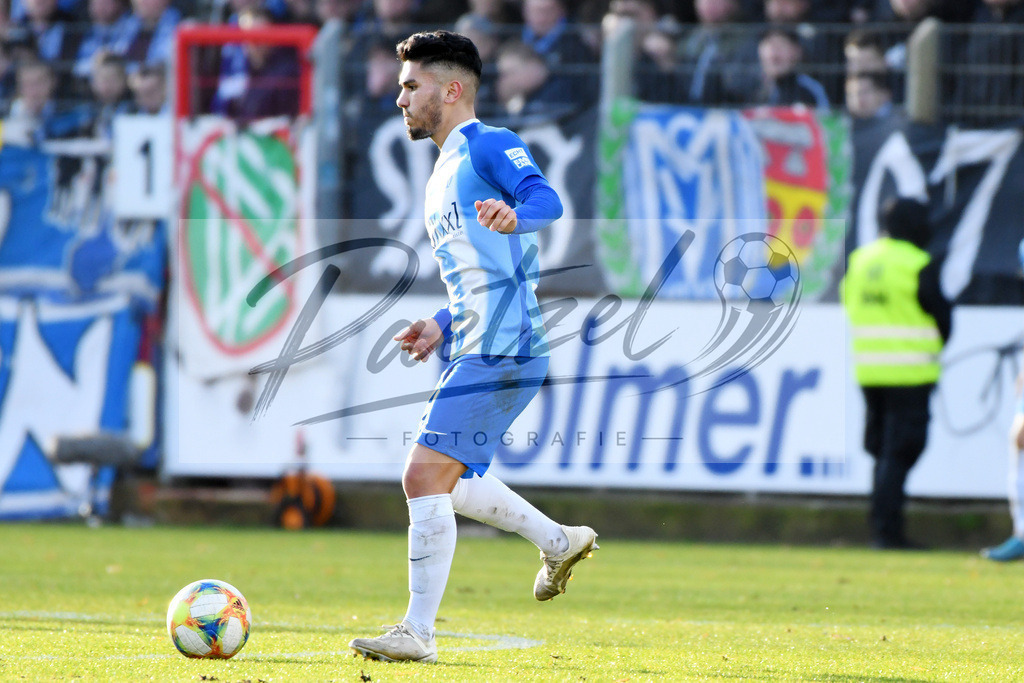 20200201_MEPCHE_0059 | Fußball, Herren: Hassan Amin (SV Meppen) in Aktion, am Ball, Einzelaktion waehrend des Spiels der 3. Liga zwischen SV Meppen und Chemnitzer FC in der Haensch-Arena am 01.02.2020 in Meppen, Deutschland. DFB / DFL REGULATIONS PROHIBIT ANY USE OF PHOTOGRAPHS AS IMAGE SEQUENCES AND/OR QUASI-VIDEO. - Realisiert mit Pictrs.com