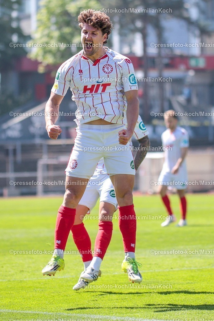 xsefx25042601005 | 25.04.2026, xsefx, Fußball, RL West, Fortuna Köln - SC Wiedenbrück, 31. Spieltag, Südstadion, Saison 2025 2026: Torjubel Enzo Wirtz (SC Fortuna Köln #09)  DFB regulations prohibit any use of photographs as image sequences and or quasi-video. Photo: xSabinexEffgenxPressefotoKochx