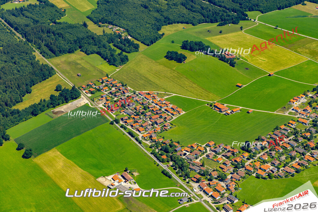 Aktuelles Luftbild von  Reichersbeuern - Die Luftaufnahme wurde 2022 mittels UL-Flugzeug erstellt ( keine Drohne ) - hochauflösende Kamera-Systeme von  Canon -Beste Qualität - Für grossformatige Ausdrucke geeignet. Die Geschenkidee !