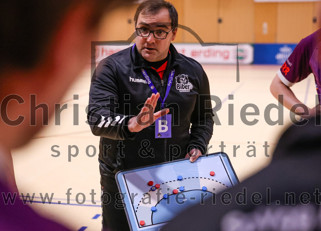 2025-03-15_099_SpVgg_Altenerding_gegen_TSV_Schleissheim | Erding, Deutschland, 15.03.2025:Handball, Bezirksoberliga Männer 2024 / 2025, 18. Spieltag, SpVgg Altenerding gegen TSV Schleißheim, Endergebnis: 32:27Trainer Simon Klawe (SpVgg Altenerding)Foto: Christian Riedel / fotografie-riedel.net