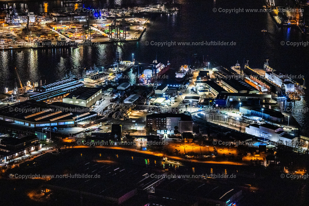 Hamburg_Werft_Blohm_und_Voss__Nachtaufnahme_ELS_6511060325 | HAMBURG 06.03.2025 Nacht- Lichter und Beleuchtung Werftgelände mit Container- Schiff am Trocken- Dock der Blohm + Voss im Ortsteil Kleiner Grasbrook in Hamburg. Weiterführende Informationen bei: Blohm+Voss B.V. &amp; Co. KG. // Night lighting Shipyard - site of the Blohm + Voss in the district Kleiner Grasbrook in Hamburg. Further information at: Blohm+Voss B.V. &amp; Co. KG. Foto: Martin Elsen