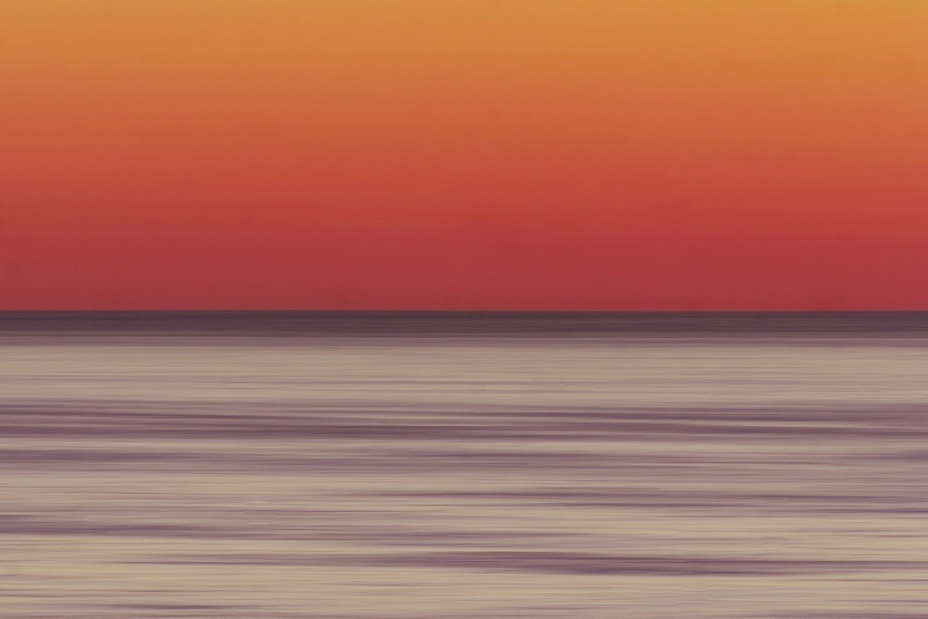 Das Silberne Meer | Vor Sonnenaufgang schimmert das Meer silbrig glänzend (fotografiert mit ICM) - Realisiert mit Pictrs.com