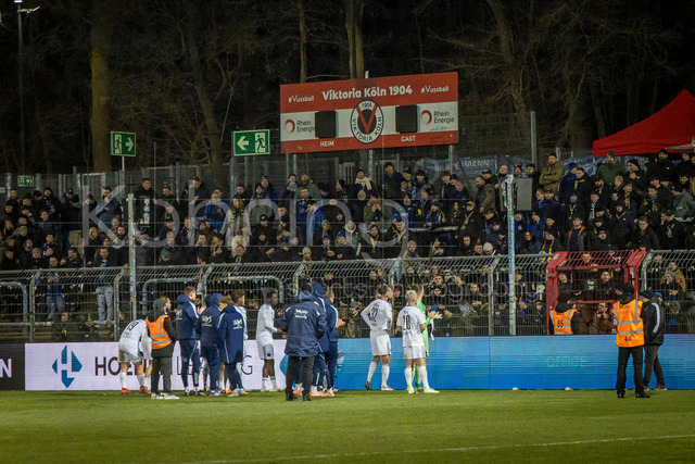3rd Division, FC Viktoria Koeln vs. 1. FC Saarbruecken, 23.01.2026 | COLOGNE, GERMANY - JANUARY 23: the players of 1. FC Saarbrücken after the match with their fans during the third german league match on gameday 21 between FC Viktoria Koeln vs. 1. FC Saarbruecken at Höhenberg Sportpark on January 23, 2026 in Cologne, Germany. DFL REGULATIONS PROHIBIT ANY USE OF PHOTOGRAPHS AS IMAGE SEQUENCES AND/OR QUASI-VIDEO.